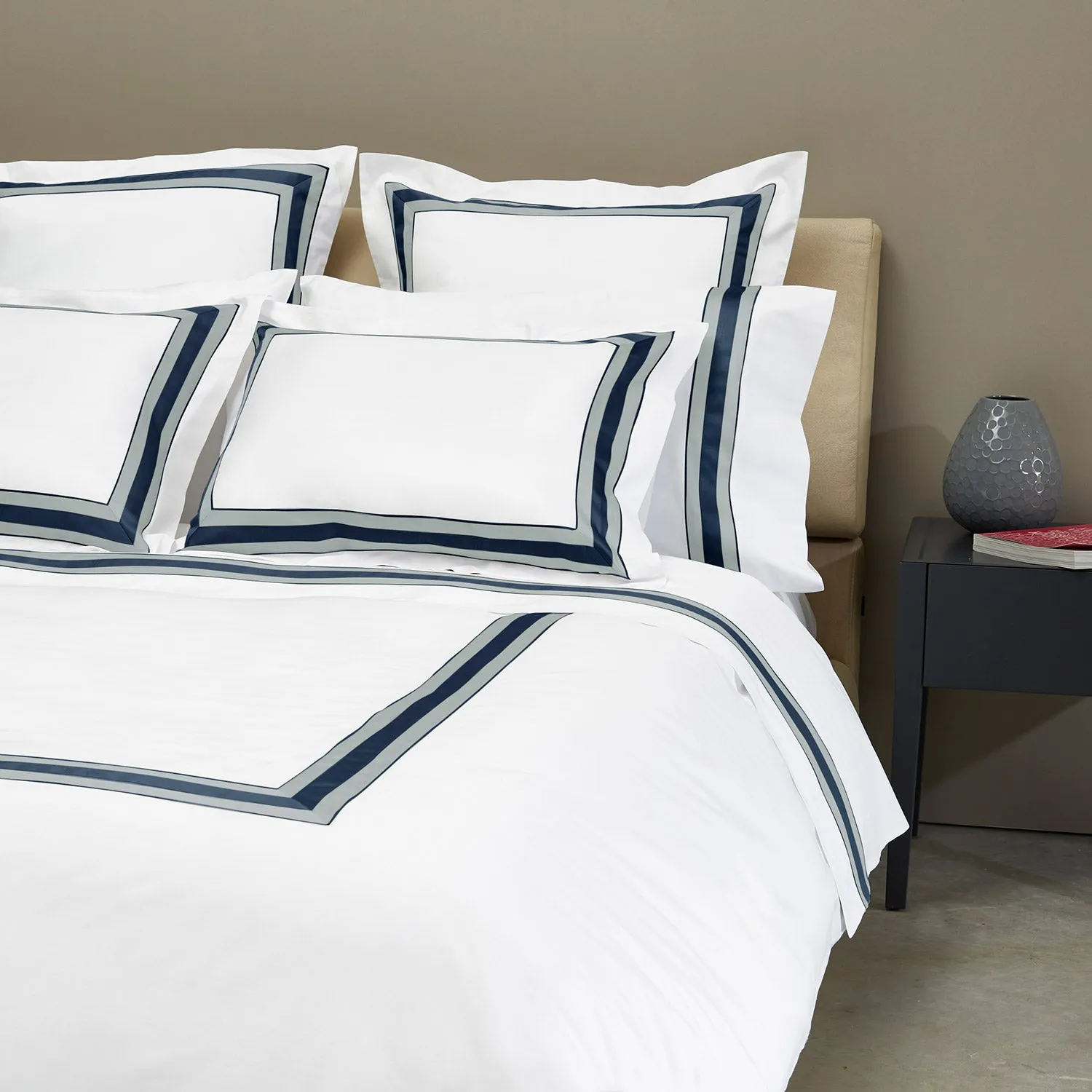 Dimora Duvet & Shams, White/Midnight Blue