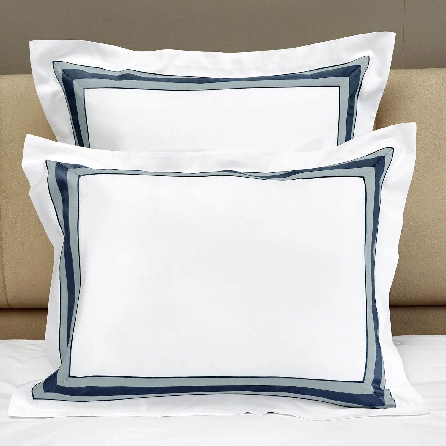 Dimora Duvet & Shams, White/Midnight Blue