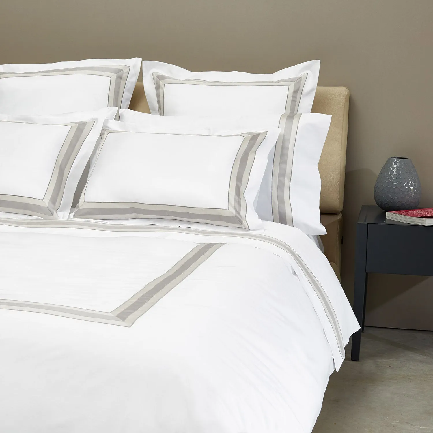 Dimora Duvet & Shams, White/Silver Moon